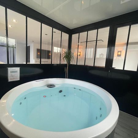 Loft Red Lights Apartment แซงต์-ซีเปรียง ภายนอก รูปภาพ