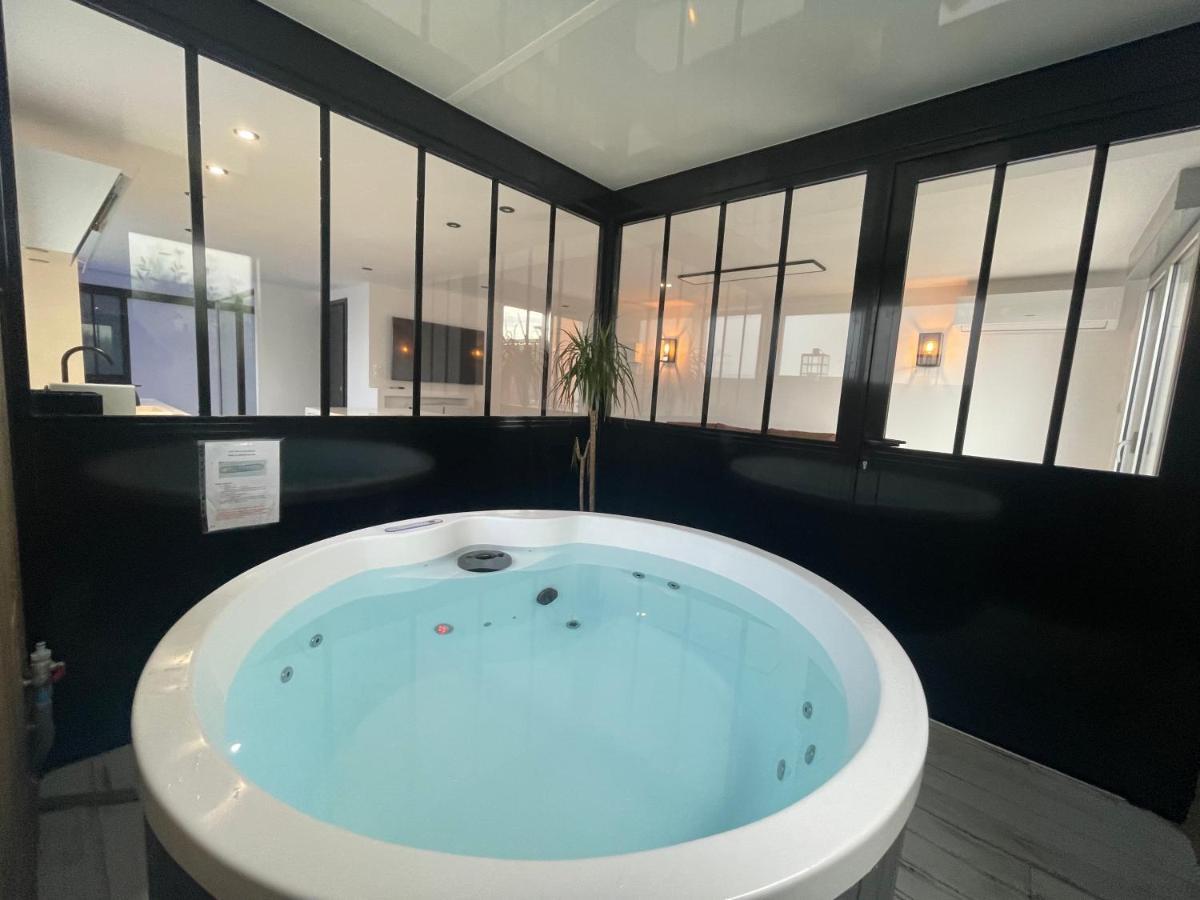 Loft Red Lights Apartment แซงต์-ซีเปรียง ภายนอก รูปภาพ