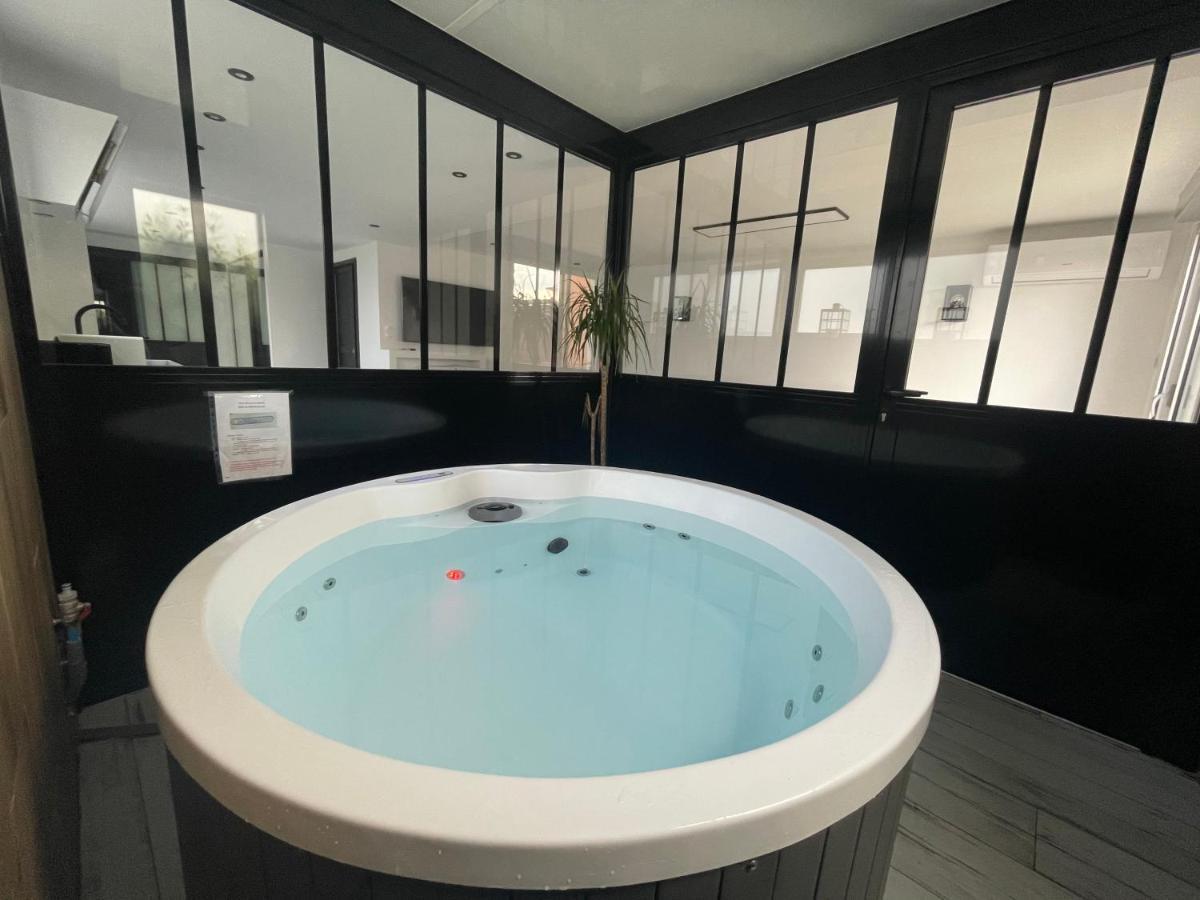 Loft Red Lights Apartment แซงต์-ซีเปรียง ภายนอก รูปภาพ